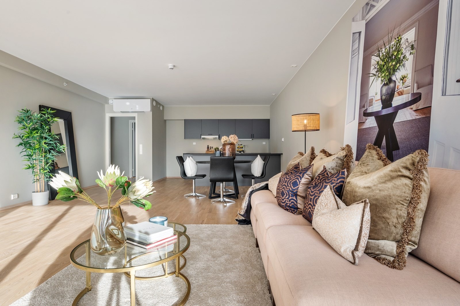 Her er det god plass til både sofagruppe, spisebord og TV-møbel, og rommet er lett å møblere. Galleribilde