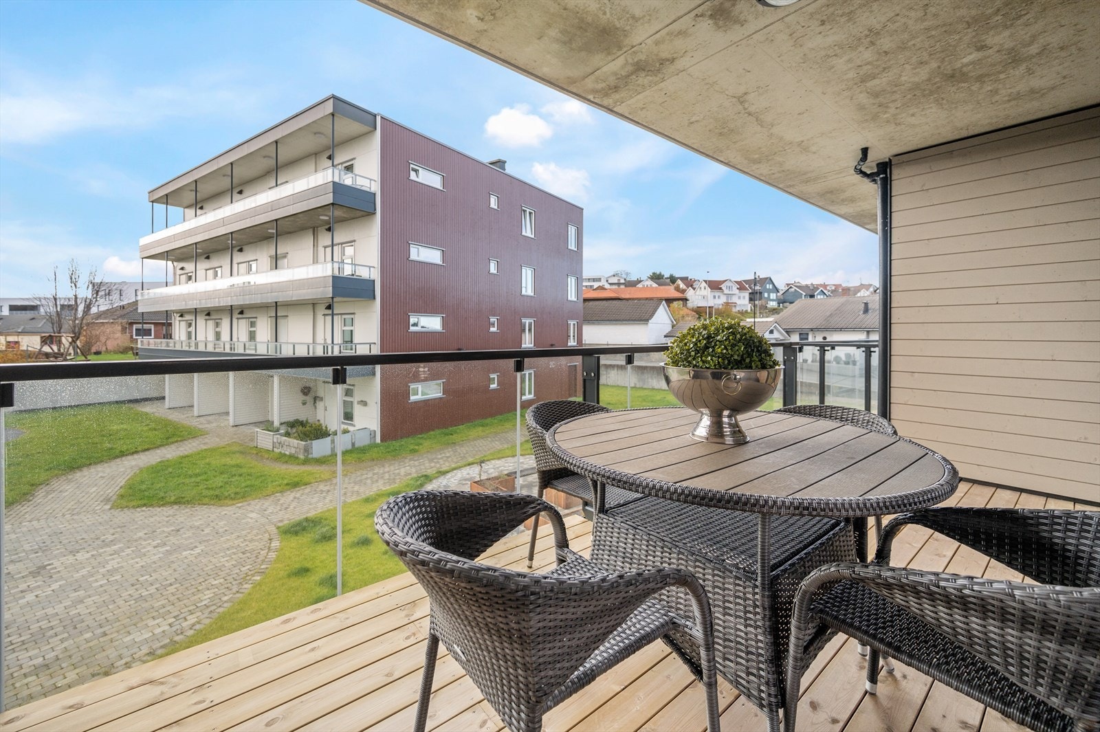 Uteområdet er pent opparbeidet med plen og belegningsstein. Galleribilde