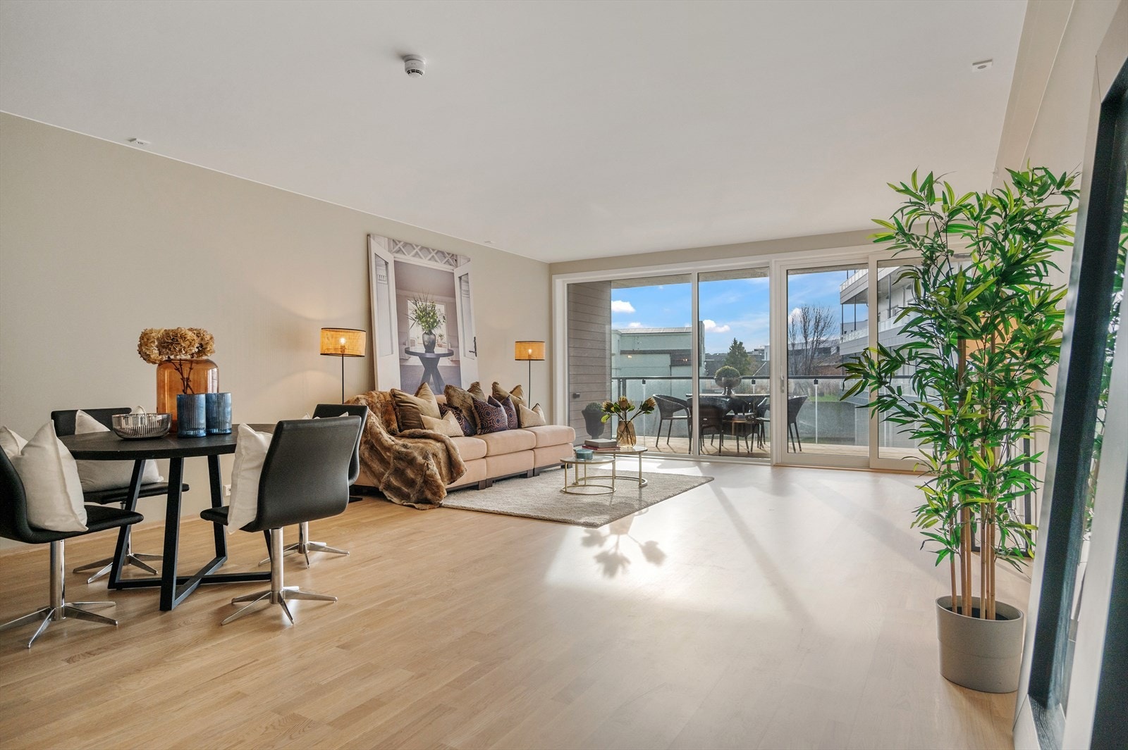 Store vindusflater gir godt med naturlig lysinnslipp. Galleribilde