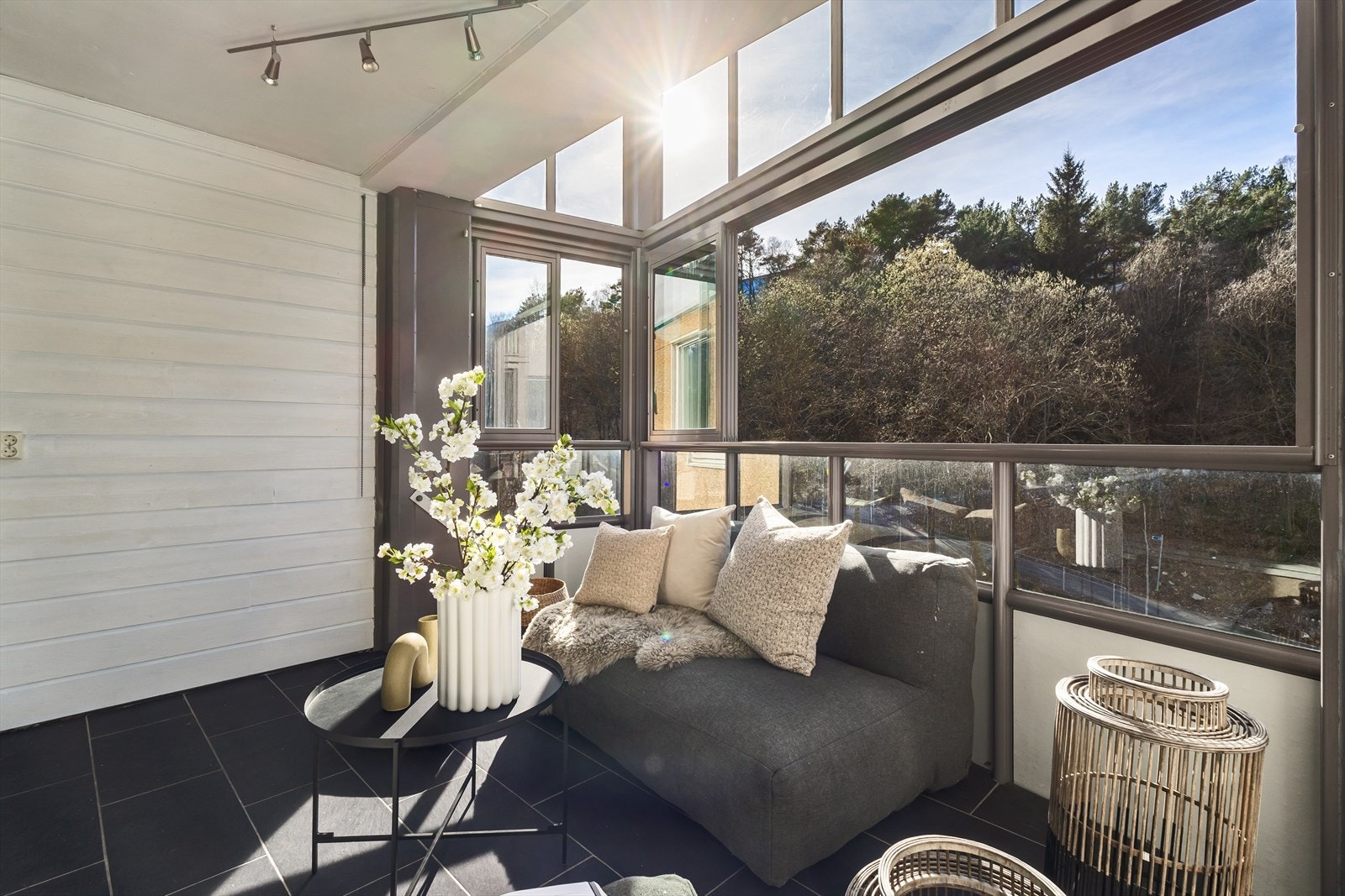 En herlig uteplass året rundt, hvor glassene kan skyves til side på solskinnsdager! Galleribilde