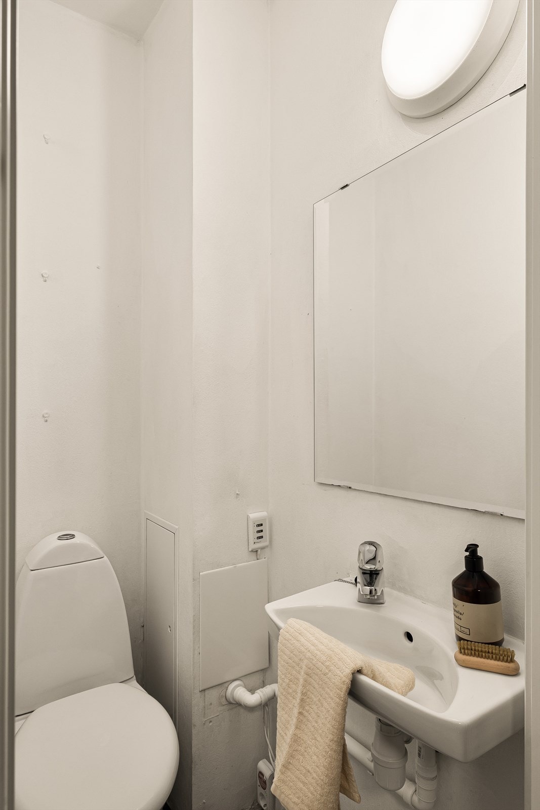 Leiligheten har separat toalettrom vegg i vegg med badet. Galleribilde