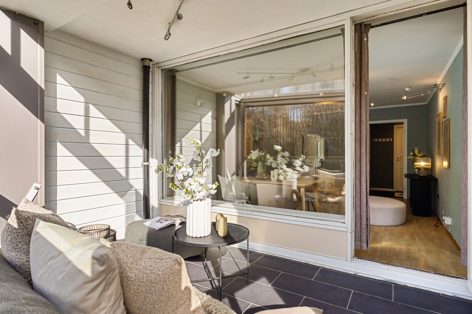 Tilkomst til innglasset balkong fra stuen. Galleribilde