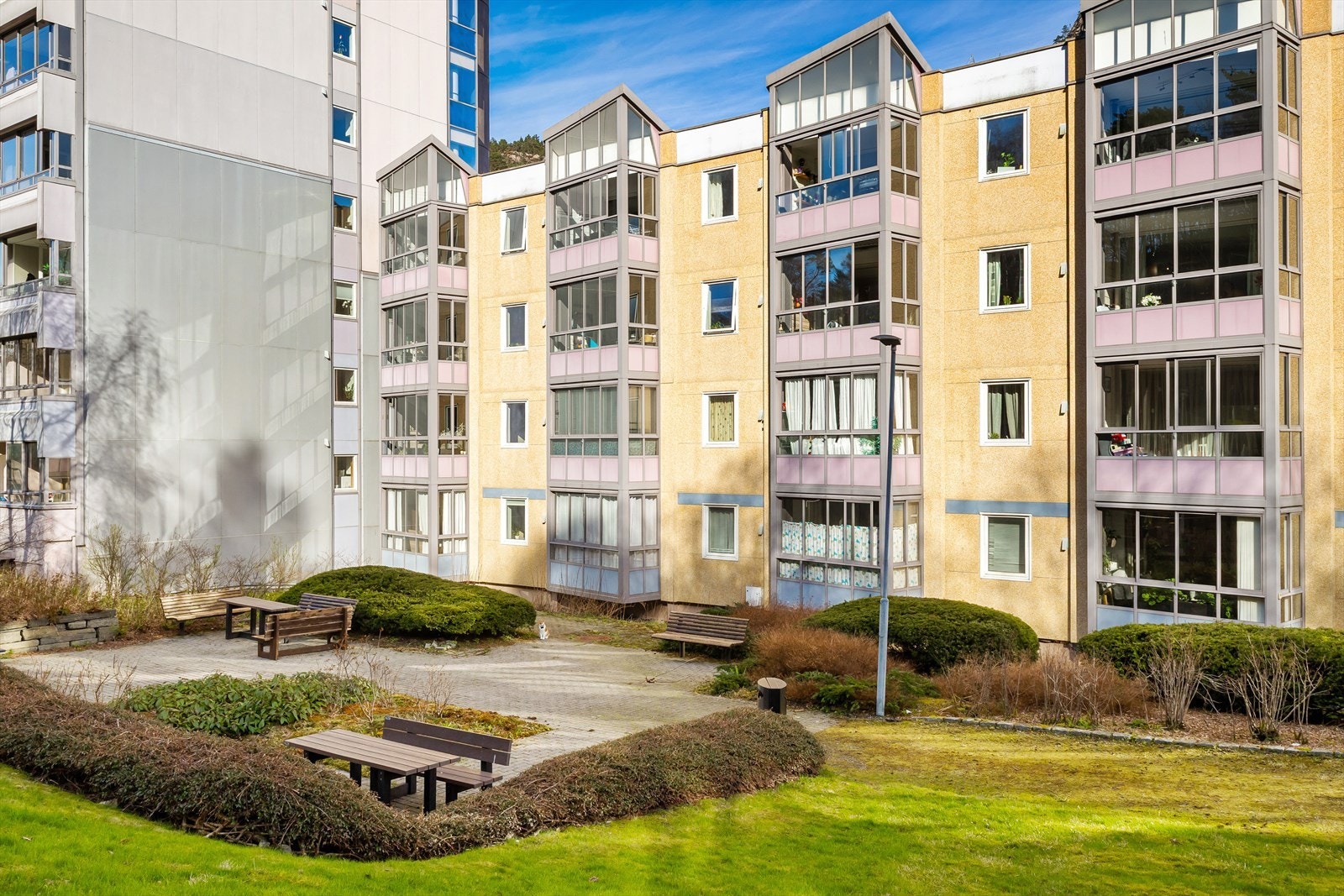 Leiligheten har en solrik og usjenert beliggenhet i bygget, med alt en kunne tenke seg innen gangavstand. Galleribilde