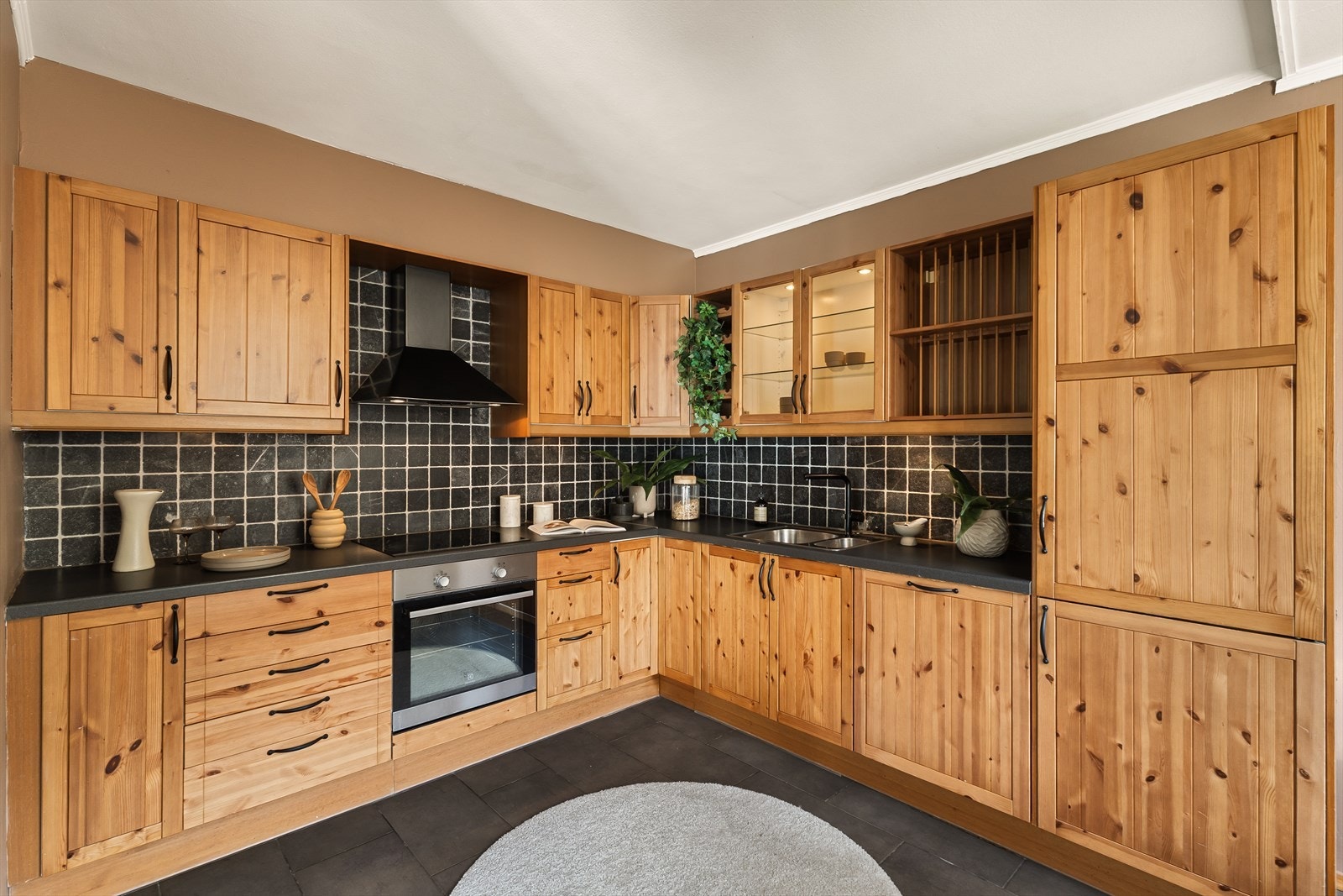 Kjøkkenet er fra 2006 og har profilerte fronter i tre og laminert benkeplate. Alle hvitevarer er integrert. Galleribilde