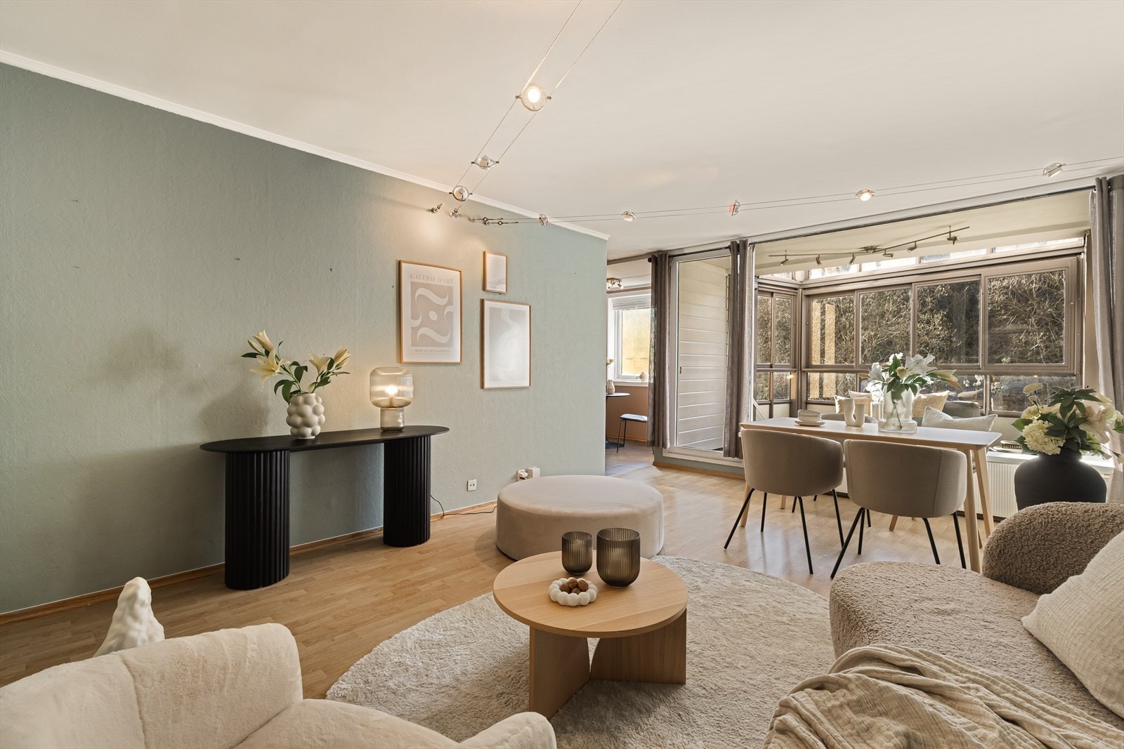 Rommet måler 20,6 m² og har god plass til både sofagruppe/TV-krok og spisebord til hele vennegjengen! Galleribilde