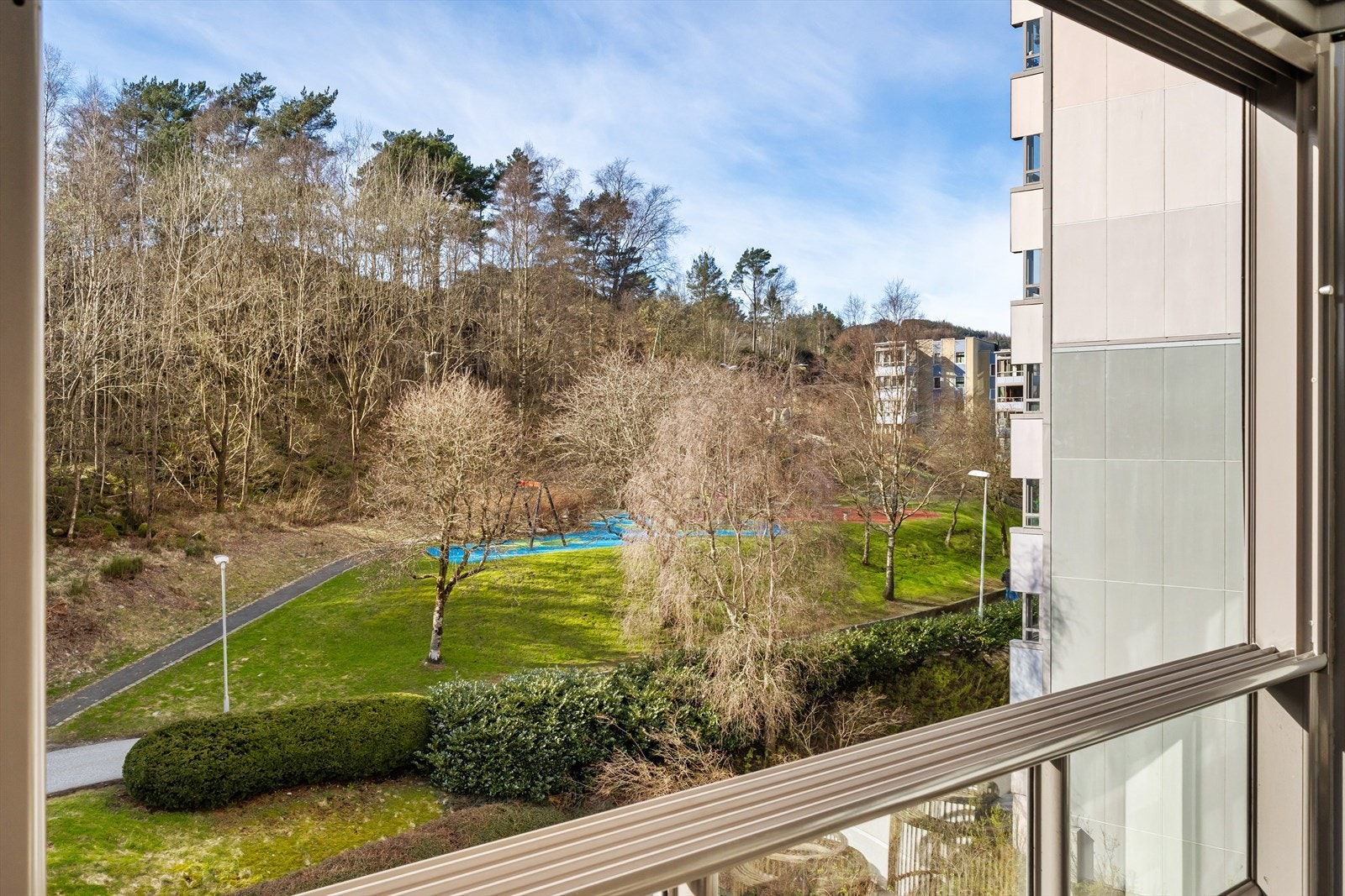 Med beliggenhet i øverste etasje har du ingen innsyn, kun utsikt mot borettslagets fine fellesarealer. Galleribilde