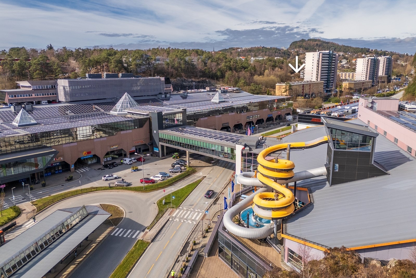Leiligheten har en svært sentral beliggenhet med Vestkanten Storsenter som nærmeste nabo! Galleribilde