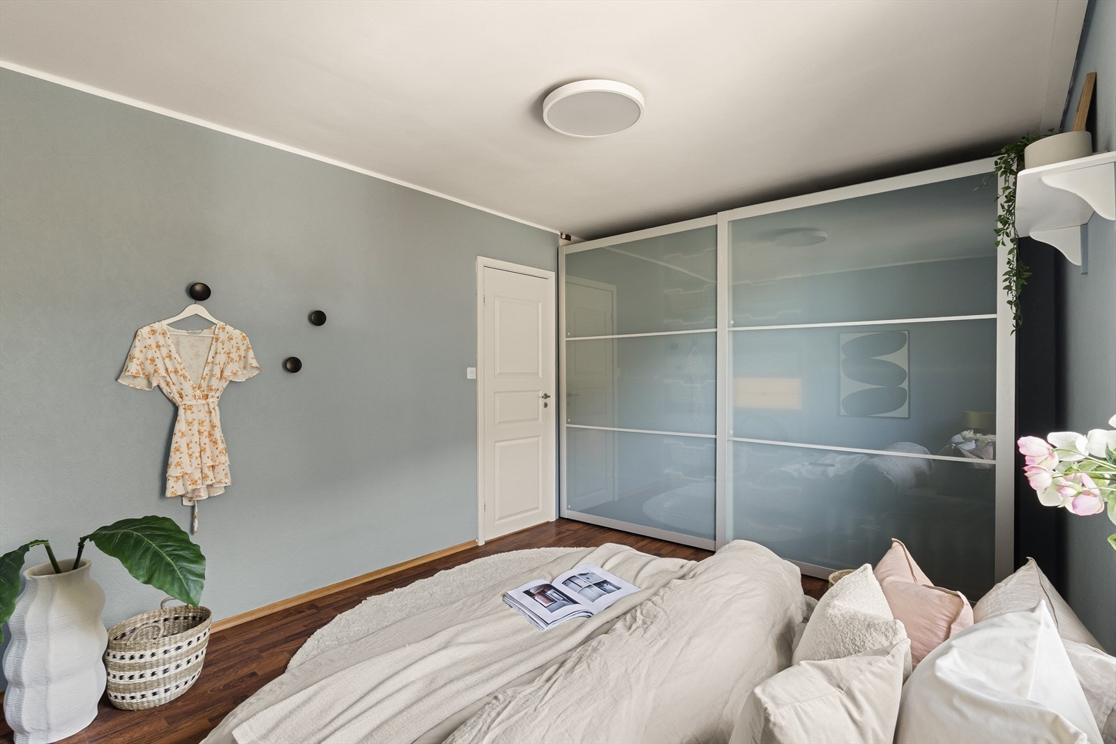 Stor skyvedørsgarderobe langs ene veggen med god oppbevaringsplass medfølger handelen! Galleribilde