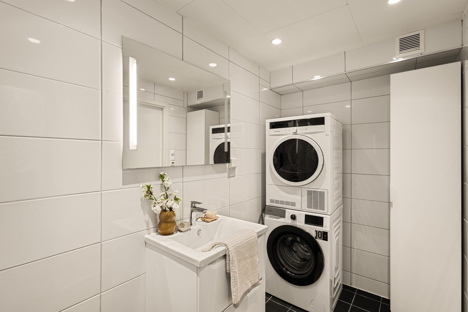 Det er god plass til vaskemaskin og tørketrommel på badet, og oppbevaring i høyskap. Galleribilde