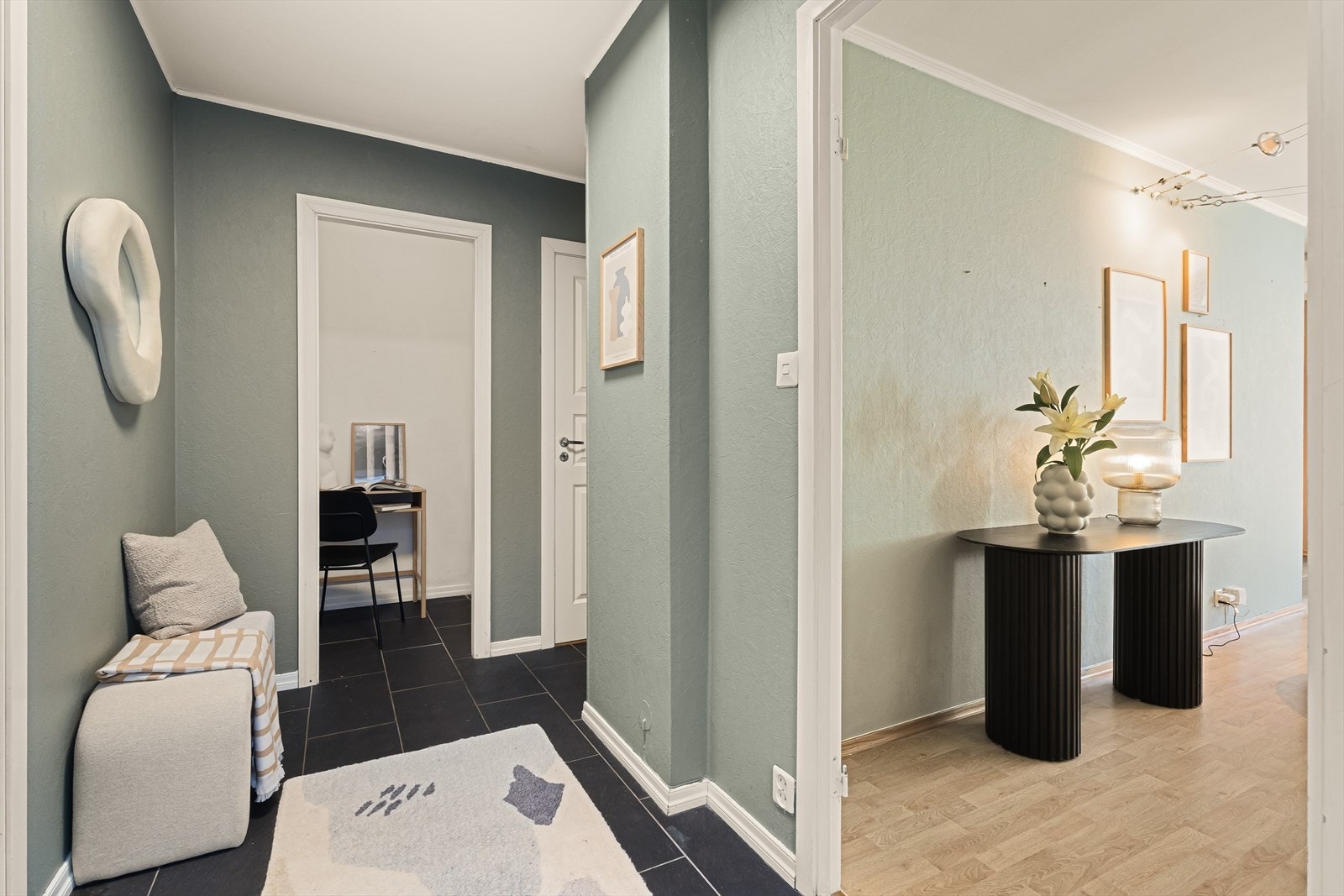 Gangen er romslig med god plass til oppbevaring av tøy. Galleribilde