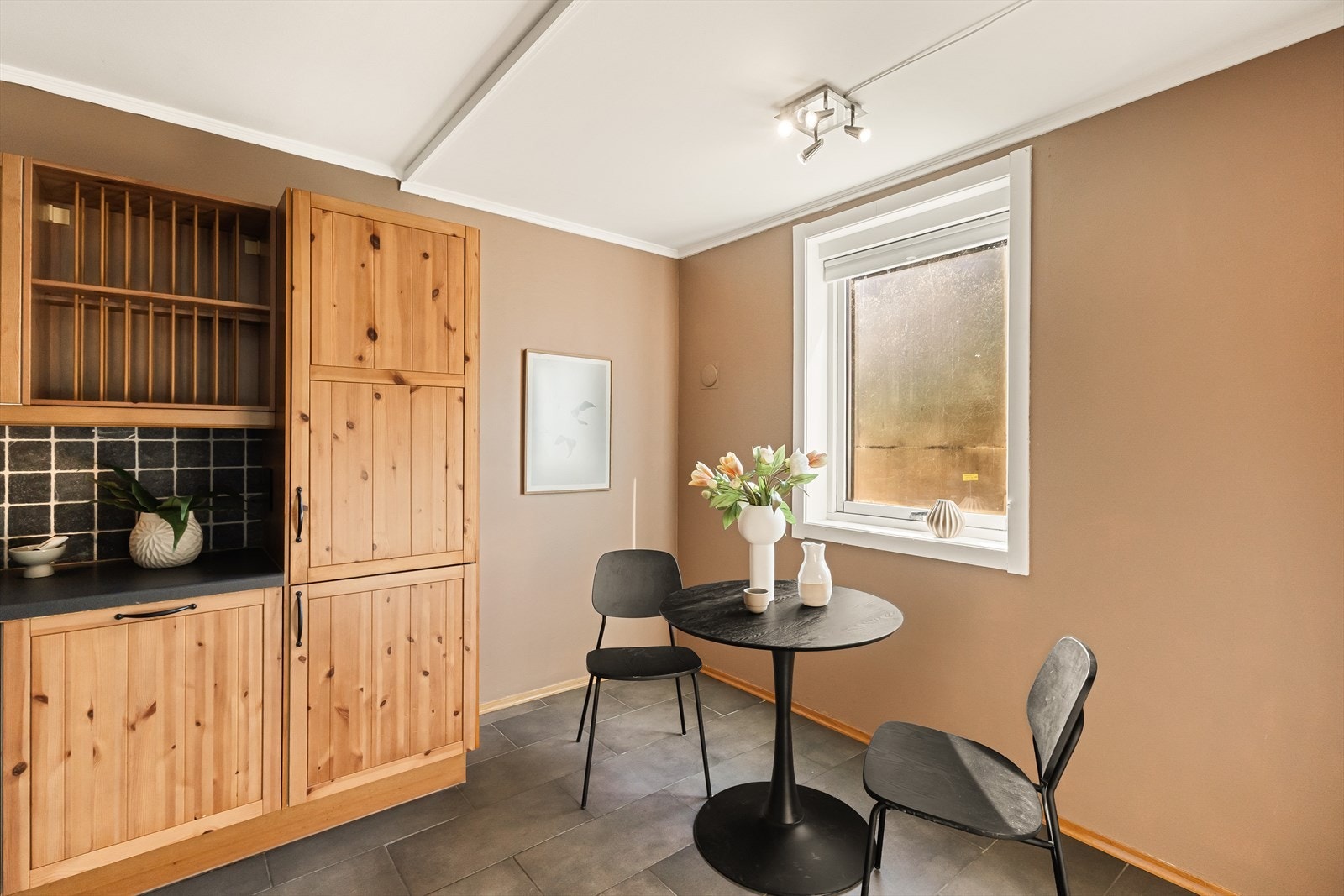 I tillegg til et svært praktisk kjøkken med mye skap- og benkeplass har du god plass til et lite spisebord på kjøkkenet. Galleribilde