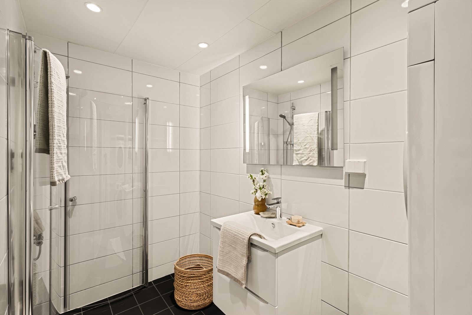 Badet er helfliset med varmekabler i gulvet. Galleribilde