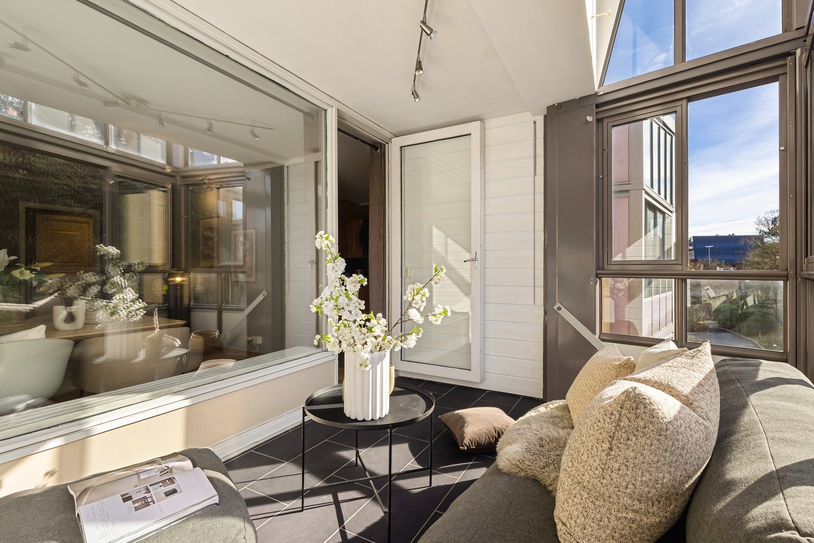 Balkongen måler 9 m² og er vestvendt med gode solforhold! Galleribilde