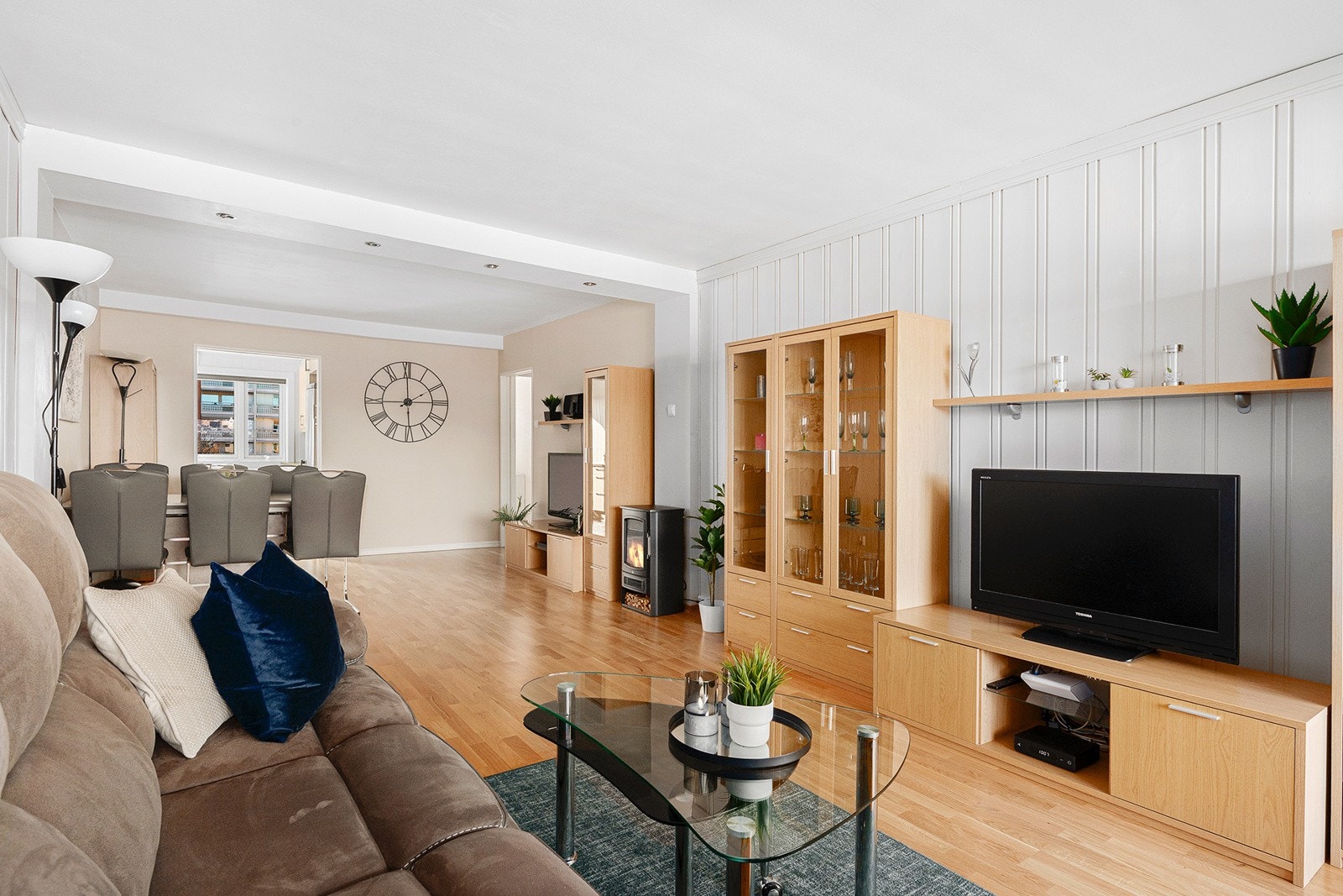 Stue med god plass til sofagruppe og tilhørende TV møblement Galleribilde