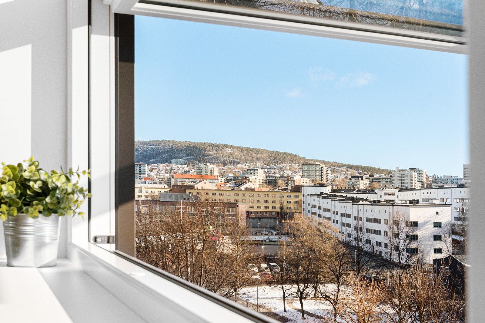 Flott utsikt også fra kjøkken og soverom Galleribilde