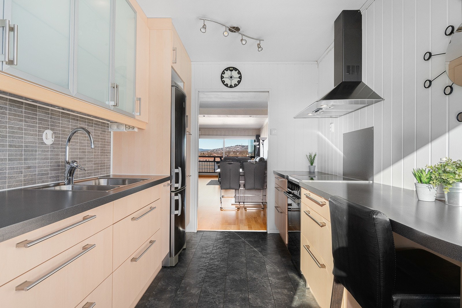 Moderne kjøkkeninnredning med glatte fronter fra 2011 Galleribilde