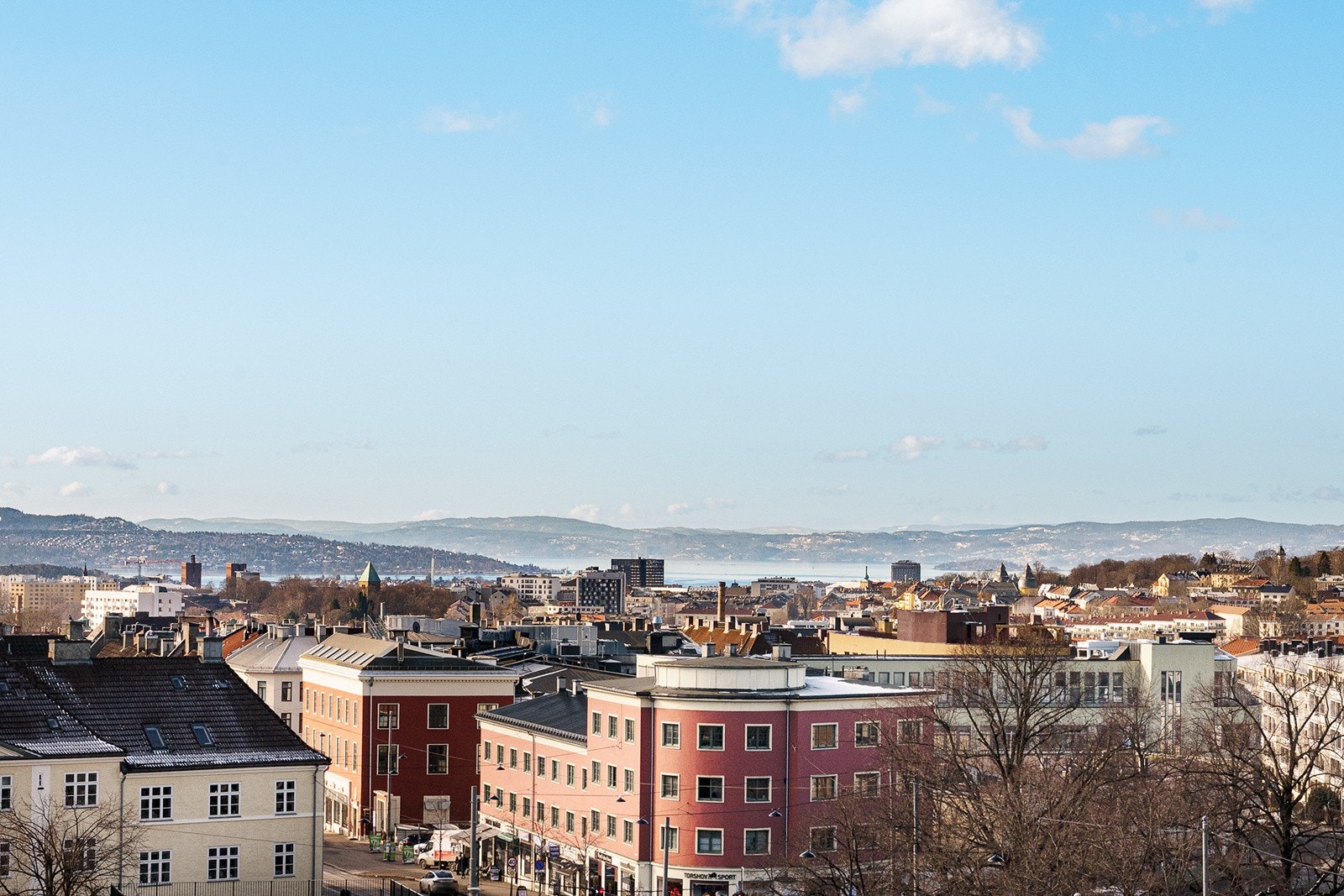 Utsikt mot byen og fjorden Galleribilde