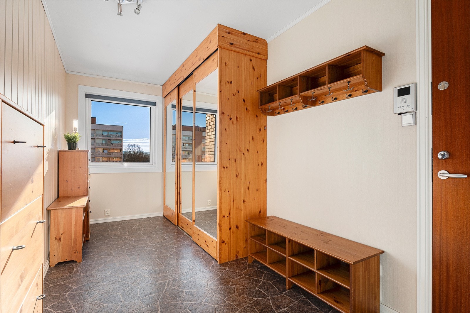 Romslig entré med skyvedørsgarderobe med god plass til yttertøy Galleribilde