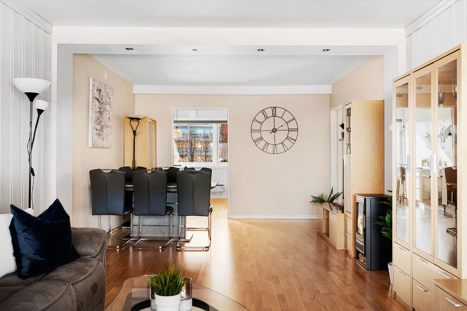 Stue med god plass til stort spisebord Galleribilde