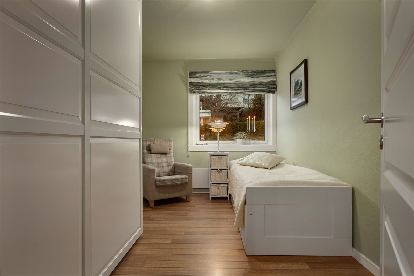 Det andre soverommet er også av god størrelse med plass til seng, tilhørende nattbord og oppbevaringsmøbel Galleribilde