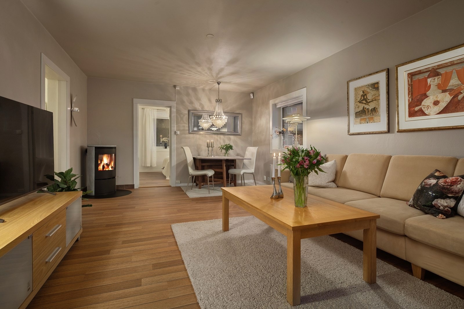 I stuen er det en peis som varmer godt på kaldere dager Galleribilde