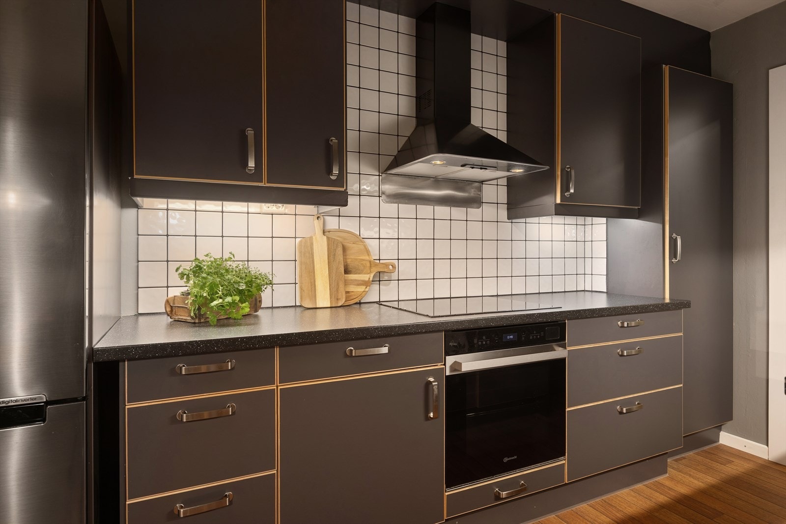 Integrerte hvitevarer som stekeovn med dampfunksjon (2020), induksjonstopp (2020) og oppvaskmaskin medfølger salget Galleribilde