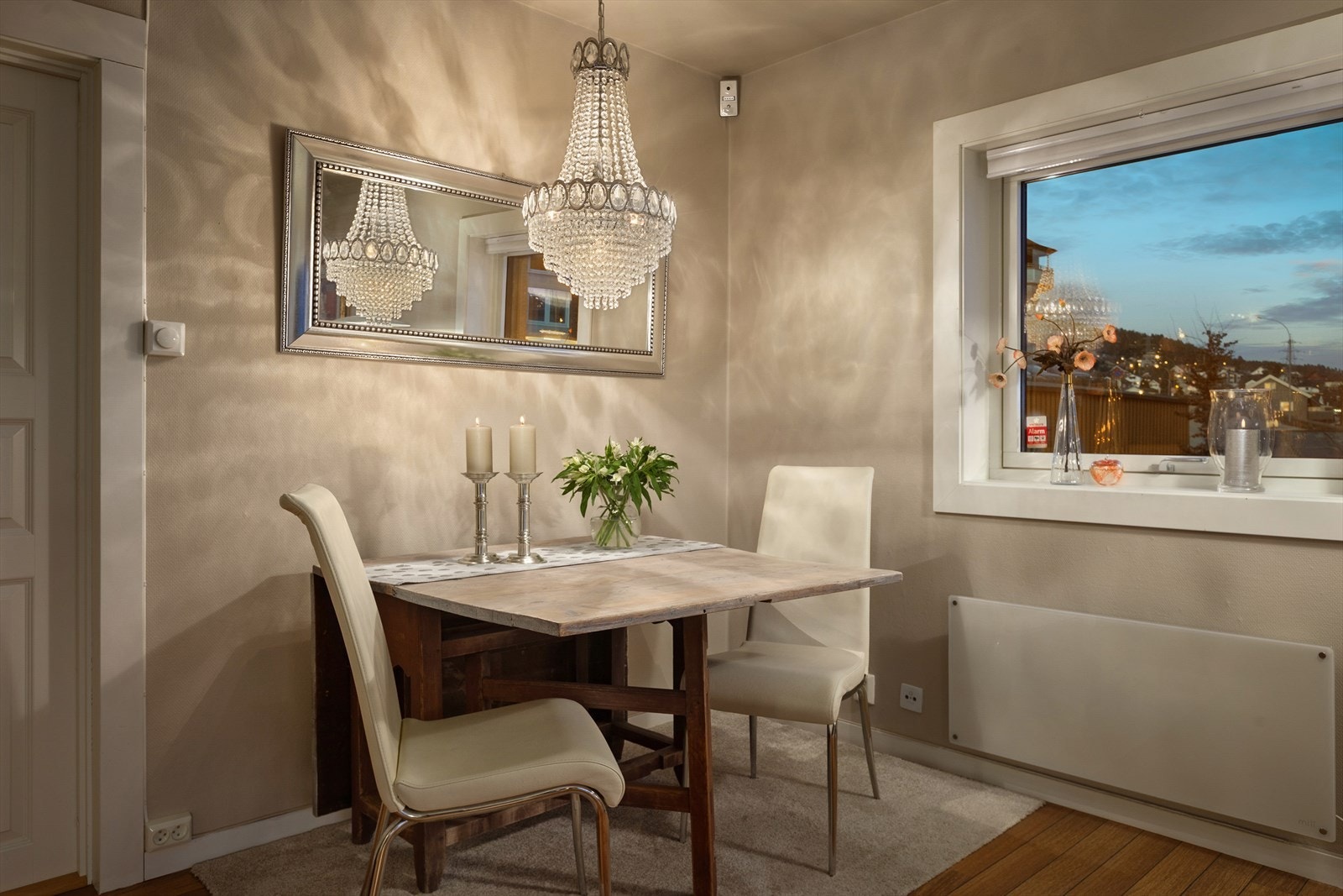 Grunnet den interne beliggenheten får denne leiligheten ekstra med naturlig lys inn i stuen Galleribilde