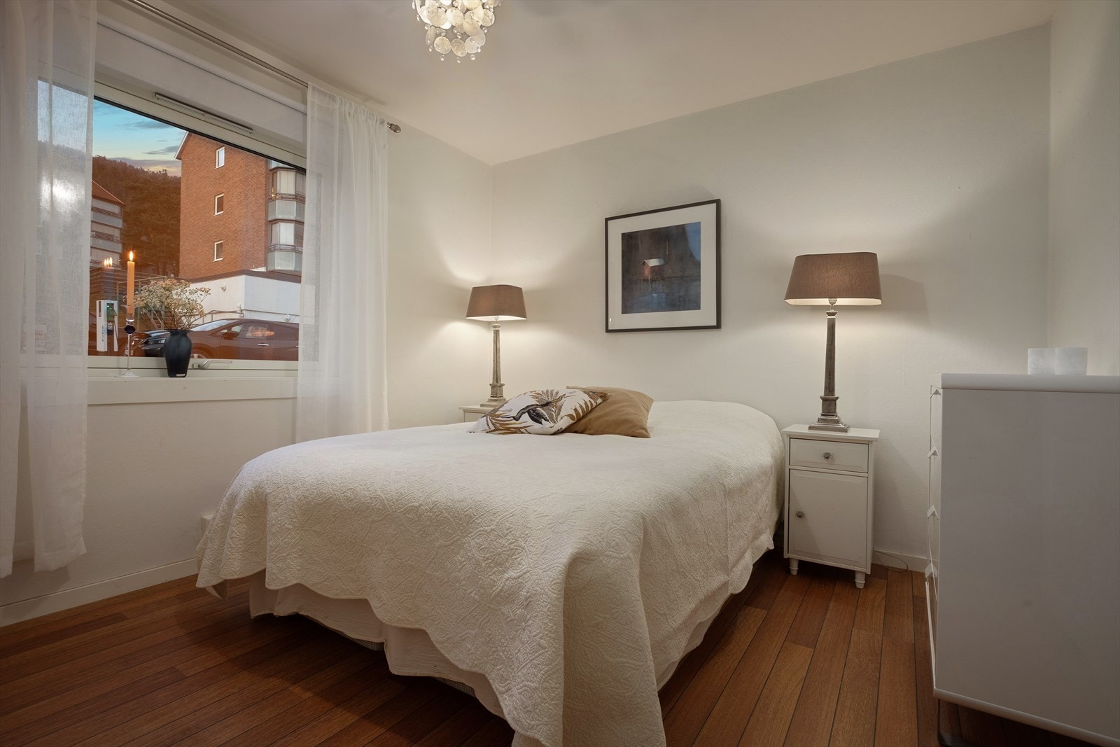 Videre inn til leilighetens hovedsoverom Galleribilde