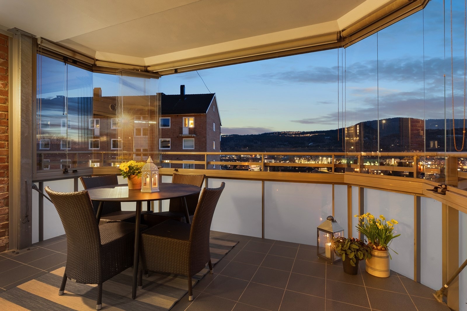 Den inngalssede balkongen på 10kvm blir en forlengelse av stuen gjennom flere årstider Galleribilde