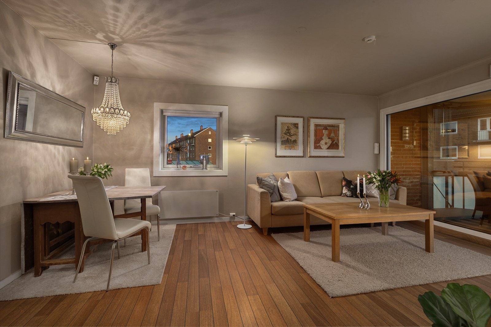 Videre inn til stuen som er malt i en behagelig farge Galleribilde