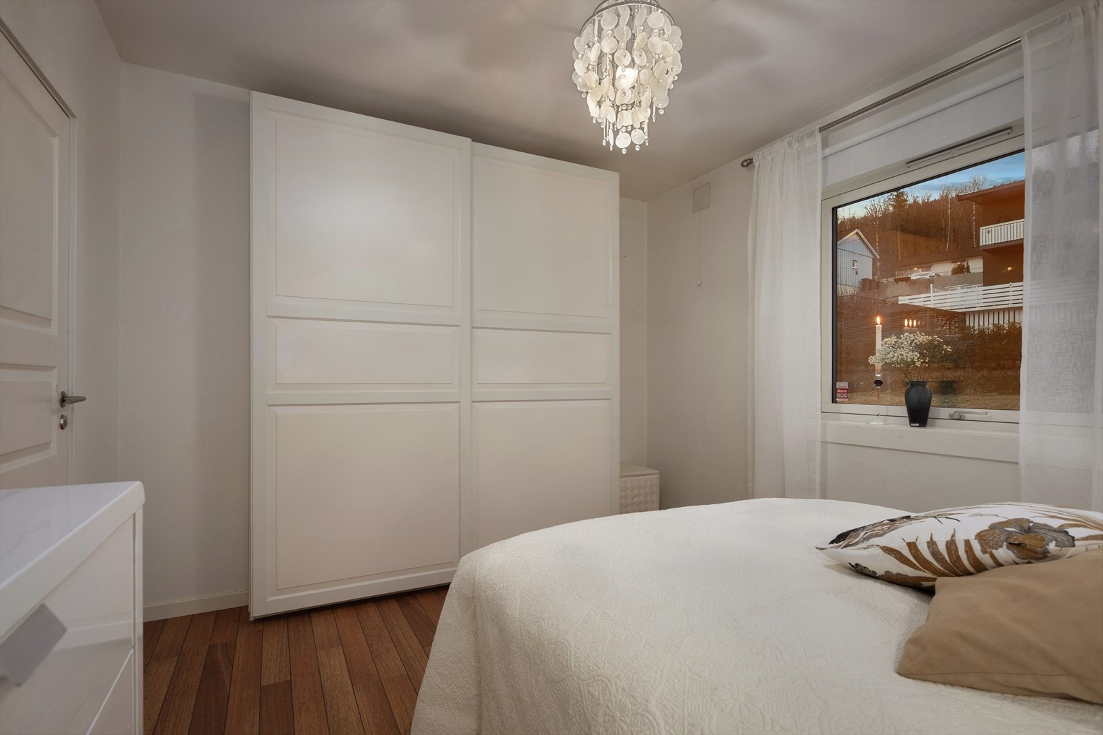 Her er det god plass til dobbeltseng med tilhørende nattbord og oppbevaringsmøbel Galleribilde