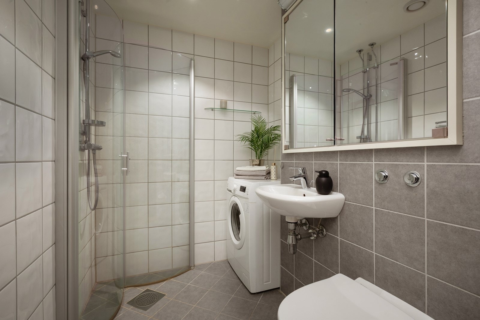 Det inneholder servant, speilskap, toalett, opplegg for vaskemaskin og dusjhjørne Galleribilde