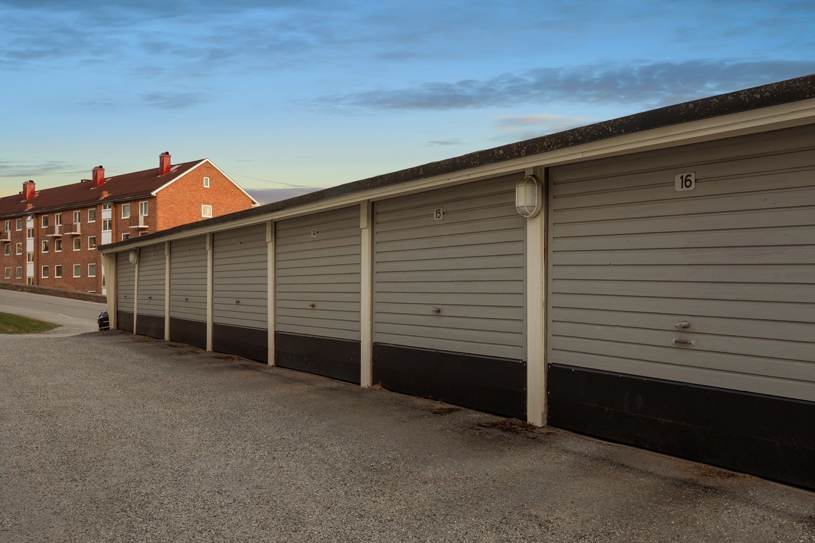 Det følger med en biloppstillingsplass til leiligheten, med mulighet for garasje etter venteliste Galleribilde