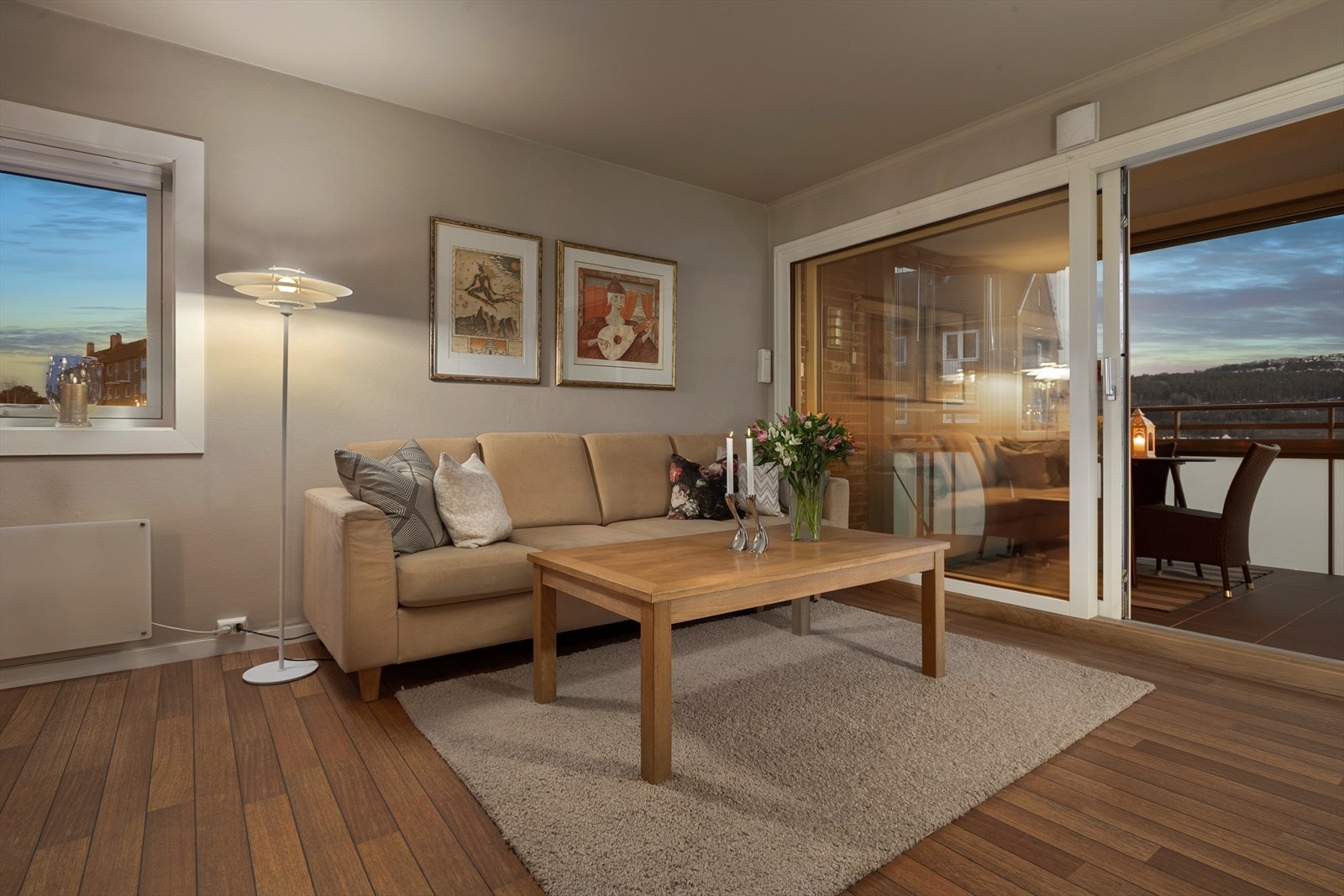 Her er det plass til sofagruppe, samt spisestue Galleribilde