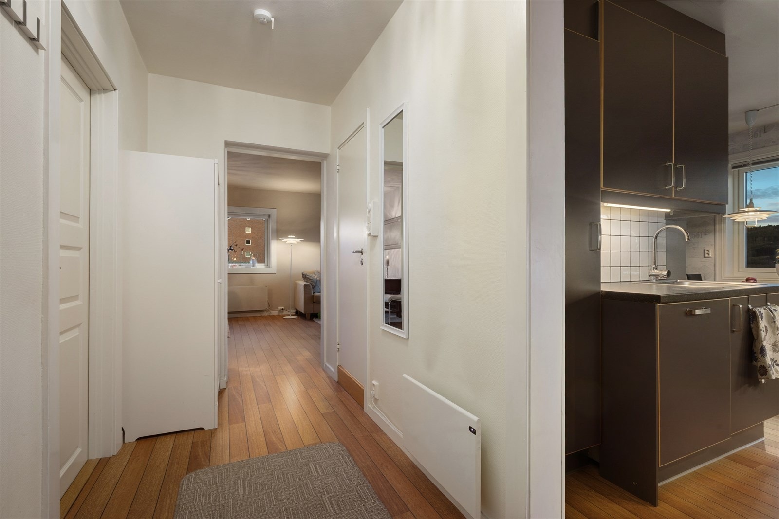 Gangen leder videre inn til leilighetens kjøkken Galleribilde