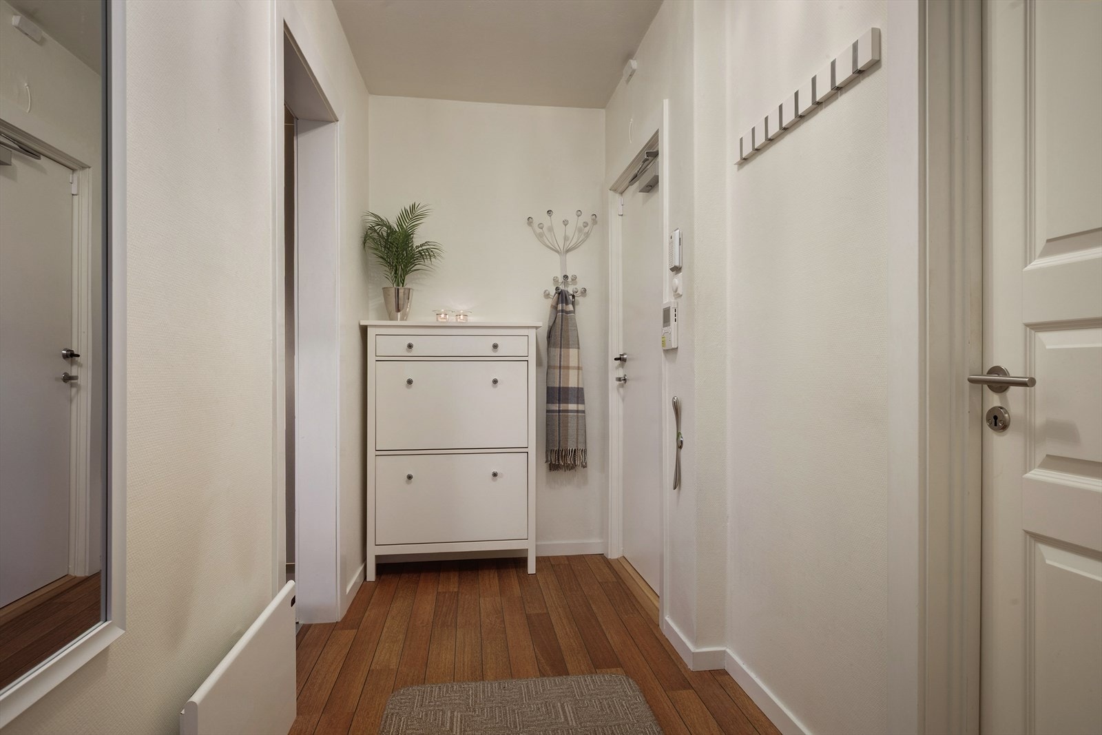 Velkommen inn i gangen hvor det er plass til å henge fra seg yttertøy Galleribilde