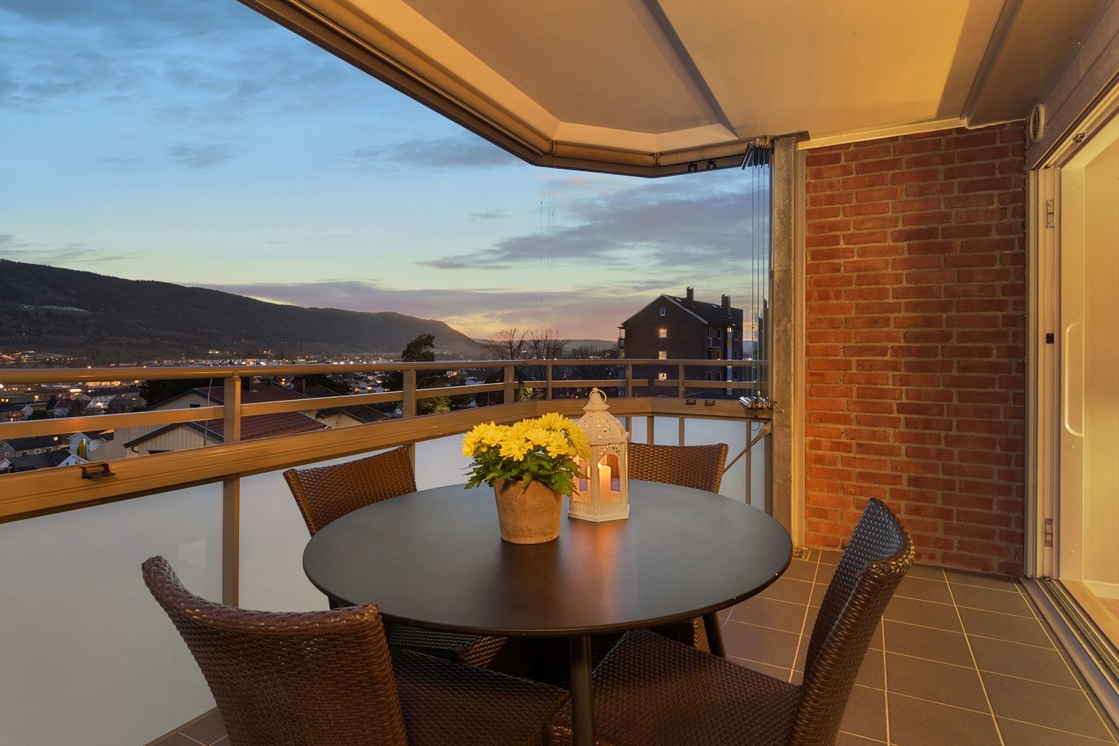 Her har du svært gode sol- og utsiktsforhold fra innglasset balkong Galleribilde