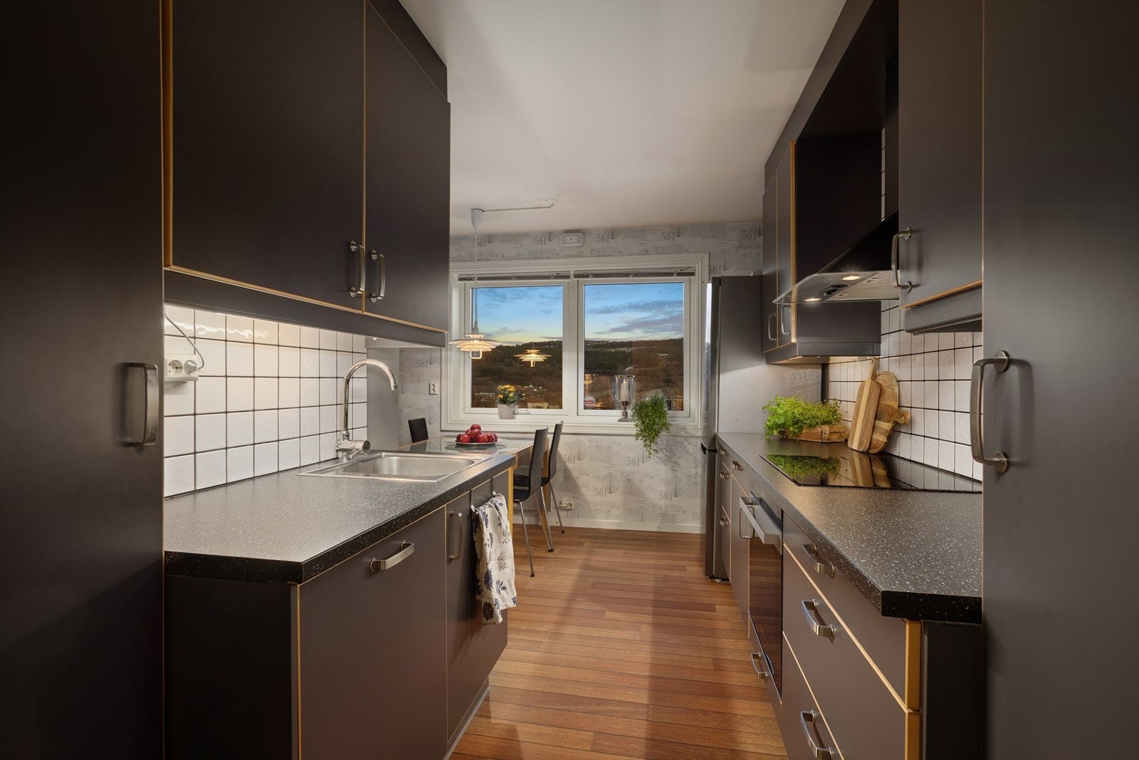 Kjøkkenet er fra 2009 og inneholder godt med oppbevaringsplass i over- og underskap Galleribilde