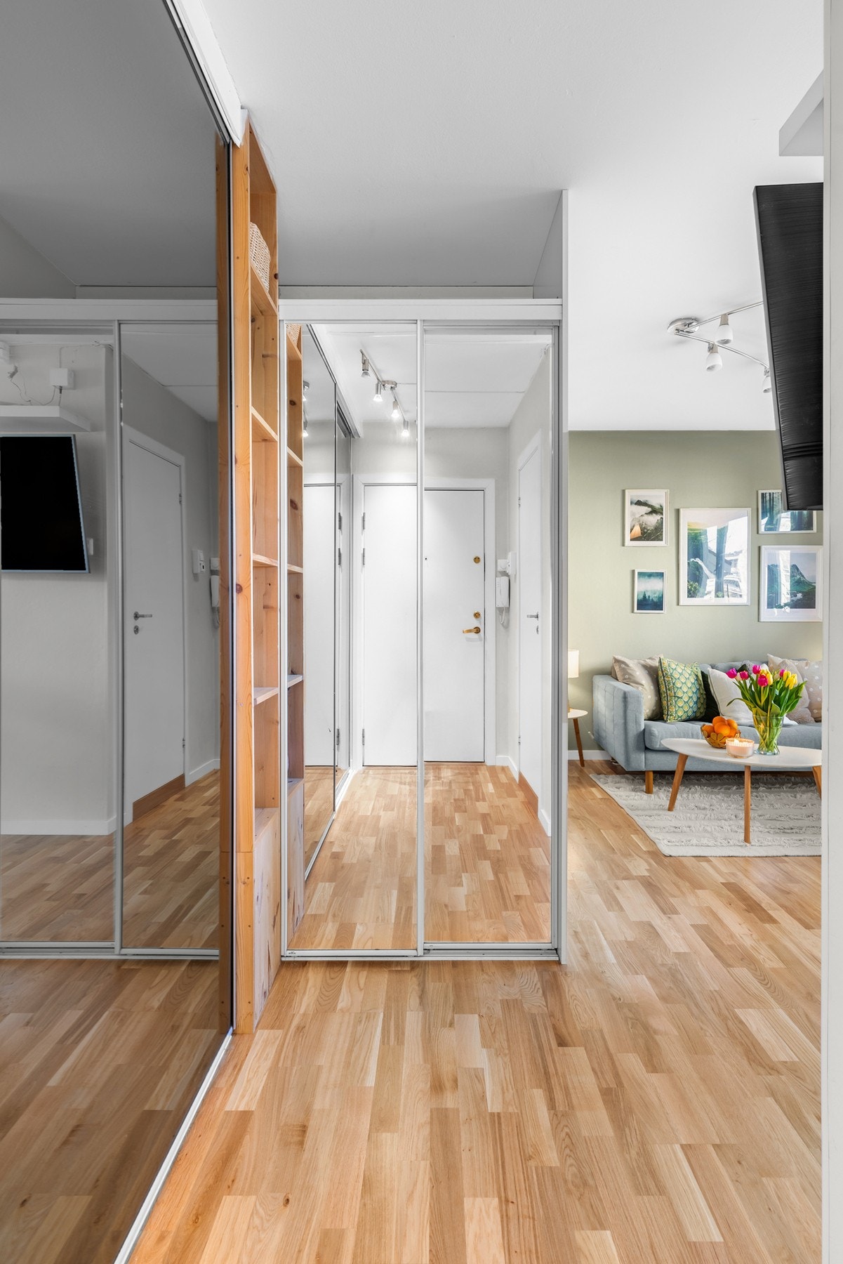 Boligen er smart innredet med gode oppbevaringsplass for klær og diverse. Galleribilde