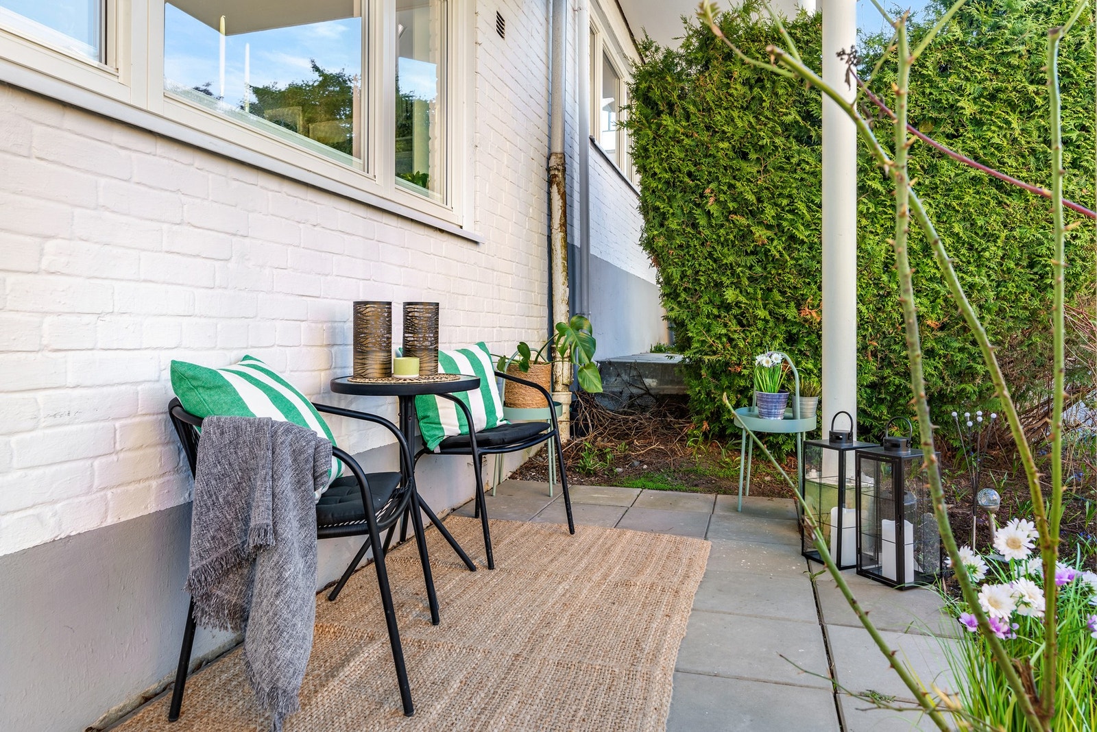 Uteplassen er vestvendt og byr på gode solforhold, sommerstid. Galleribilde