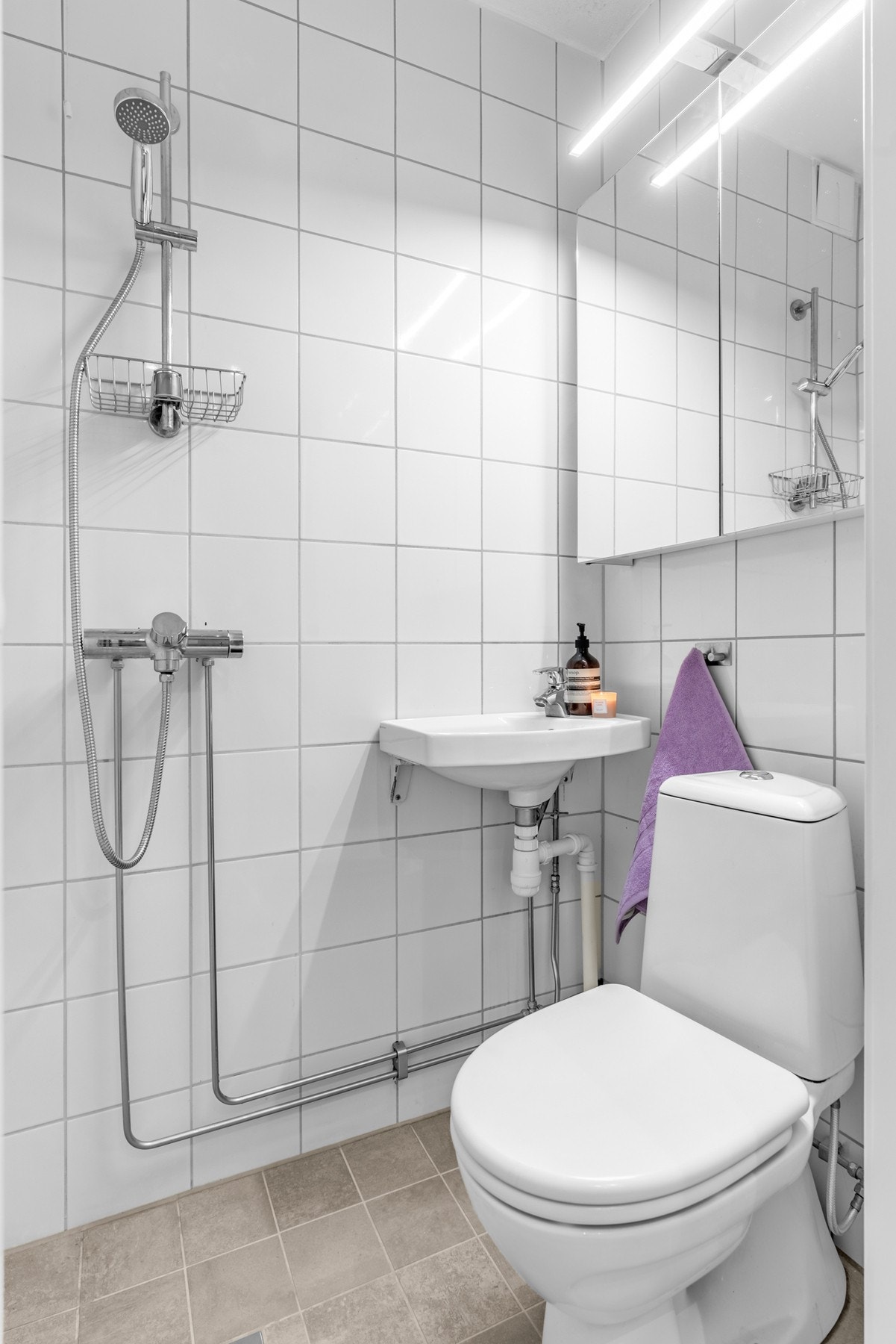 Flislagt baderom med varmekabler på gulv, rehabilitert i 2018, i henhold informasjon fra tidligere salgsoppgave. Galleribilde