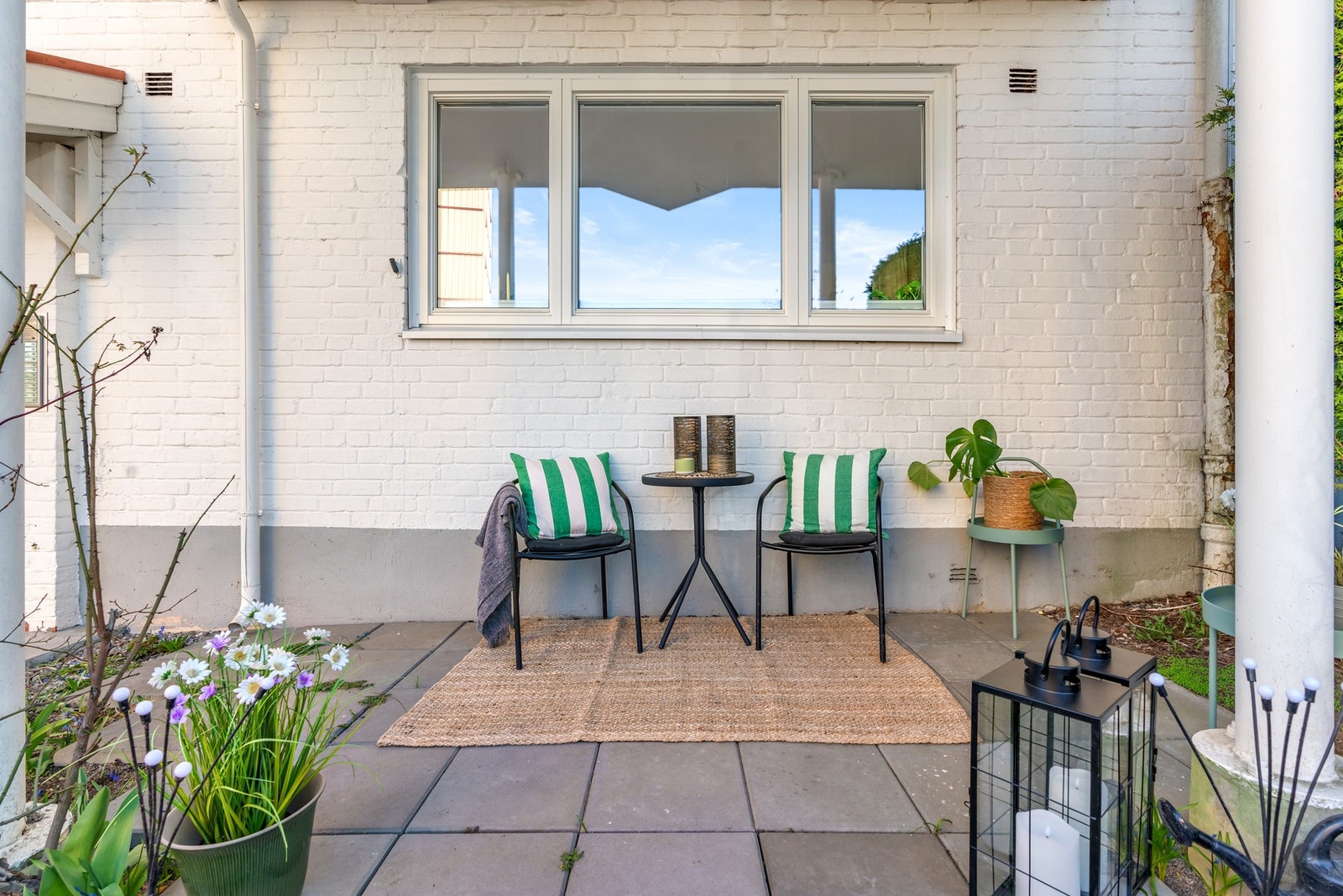 Leiligheten har vedtektsfestet bruksrett til uteplassen rett utenfor stuevinduet og er pent opparbeidet med steinheller. Galleribilde