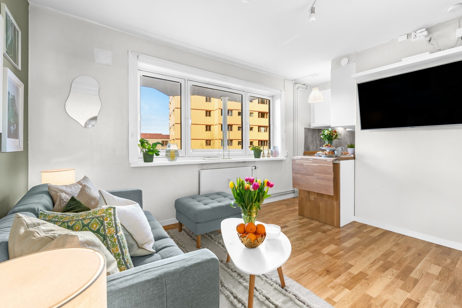 De store vidusflatene ble skiftet i 2018 i regi av borettslaget og gir gode innvendige lysforhold. Galleribilde