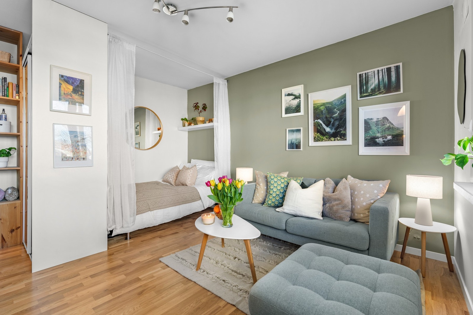 Boligens overflater oppleves velholdt og er oppgradert med ny 3-stavs eikeparkett i gulv, samt maling av vegger i 2024. Galleribilde