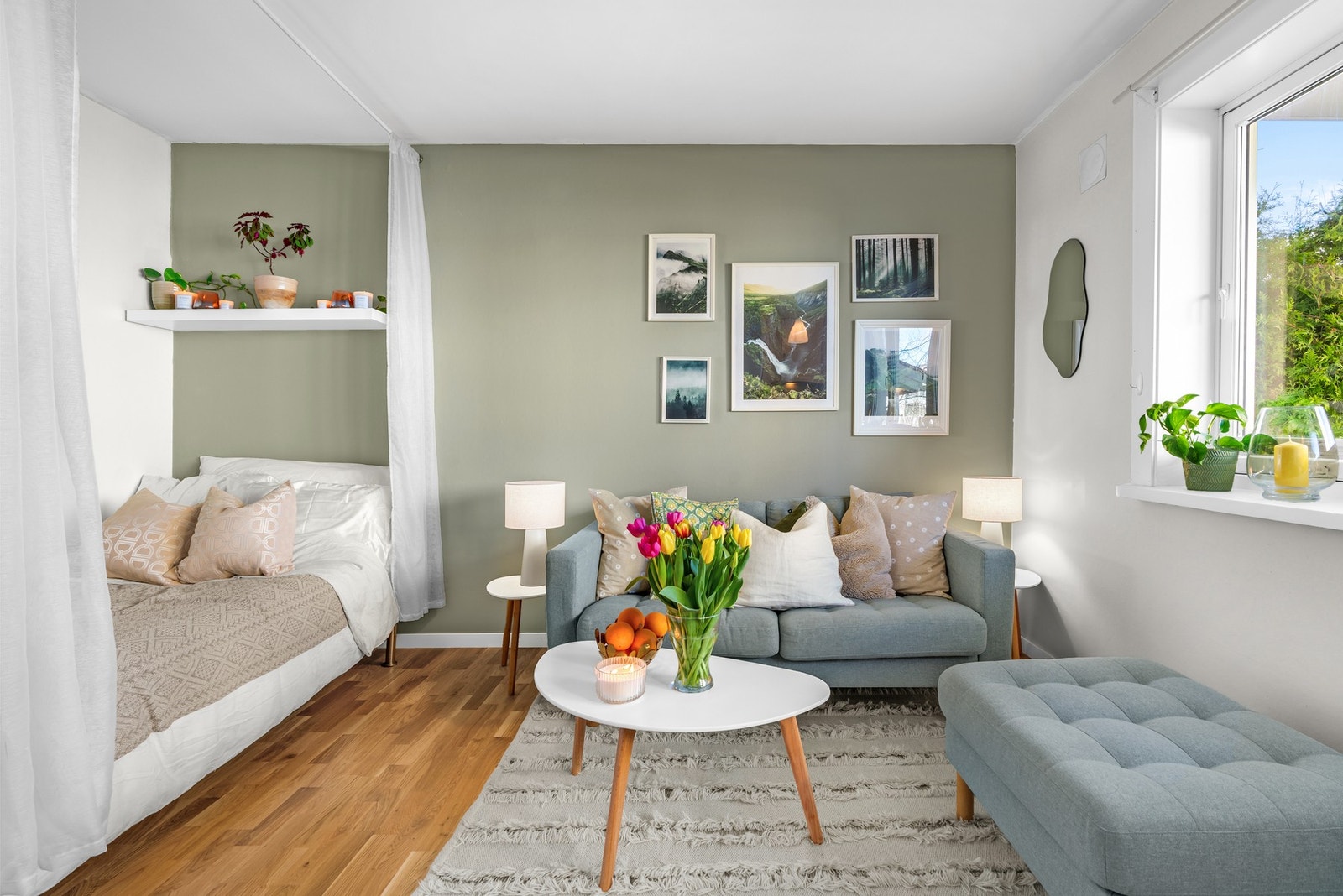 Takhøyden i stuen er målt til ca. 2,46 meter. Galleribilde