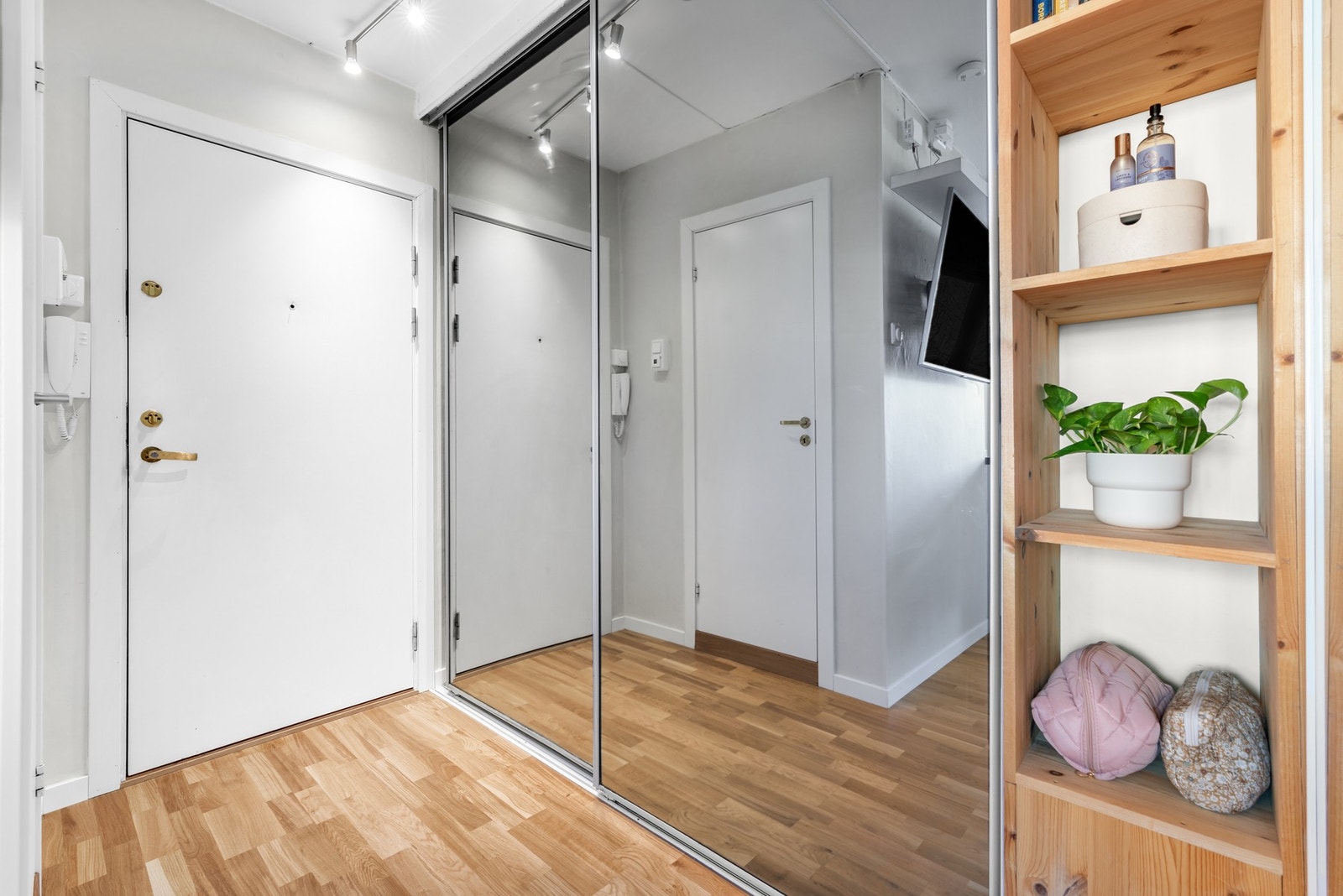 Boligen byr på gode oppbevaringsløsninger med stor skyvedørsgarderobe, samt plassbygd hylle. Galleribilde