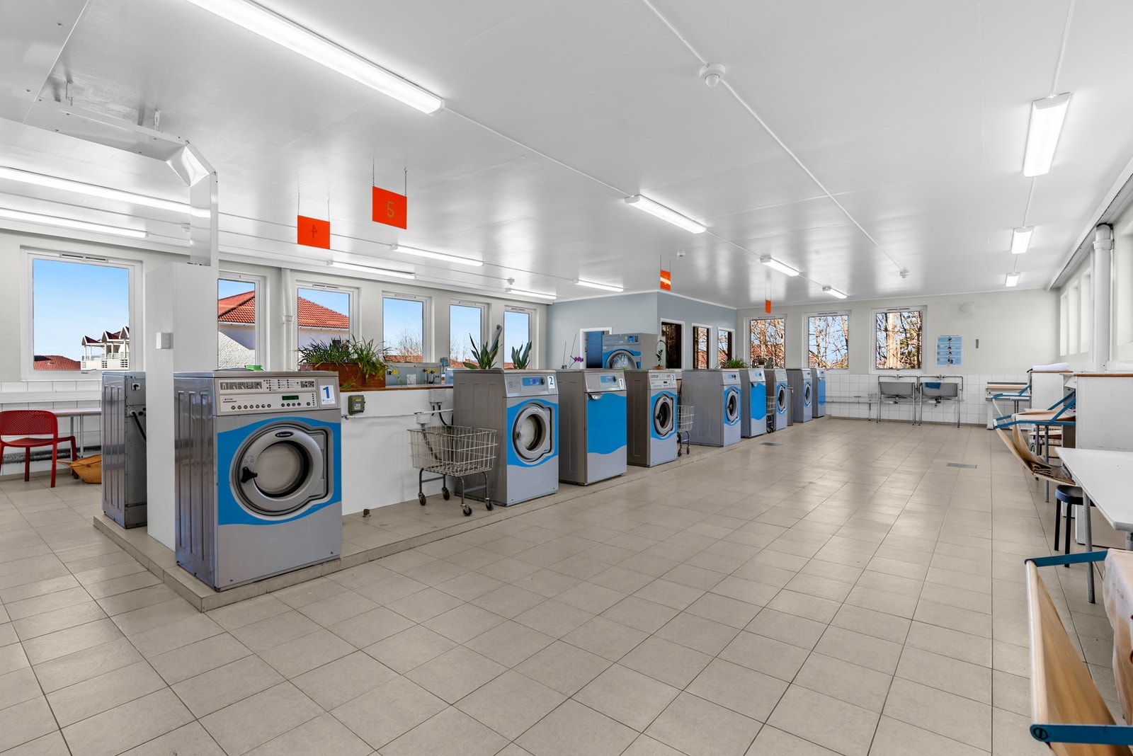 For beboere i borettslaget er det mulig å benytte seg av borettslaget store fellesvaskeri i Skøyenåsveien 19 B, ca. 2 min i gangavstand. Galleribilde