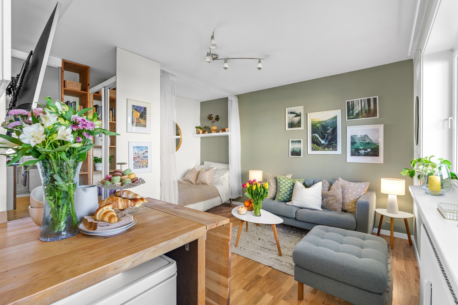 Kjøkkenet er utstyrt med integrert platetopp og stekeovn, samt kjøleskap under benk. Galleribilde