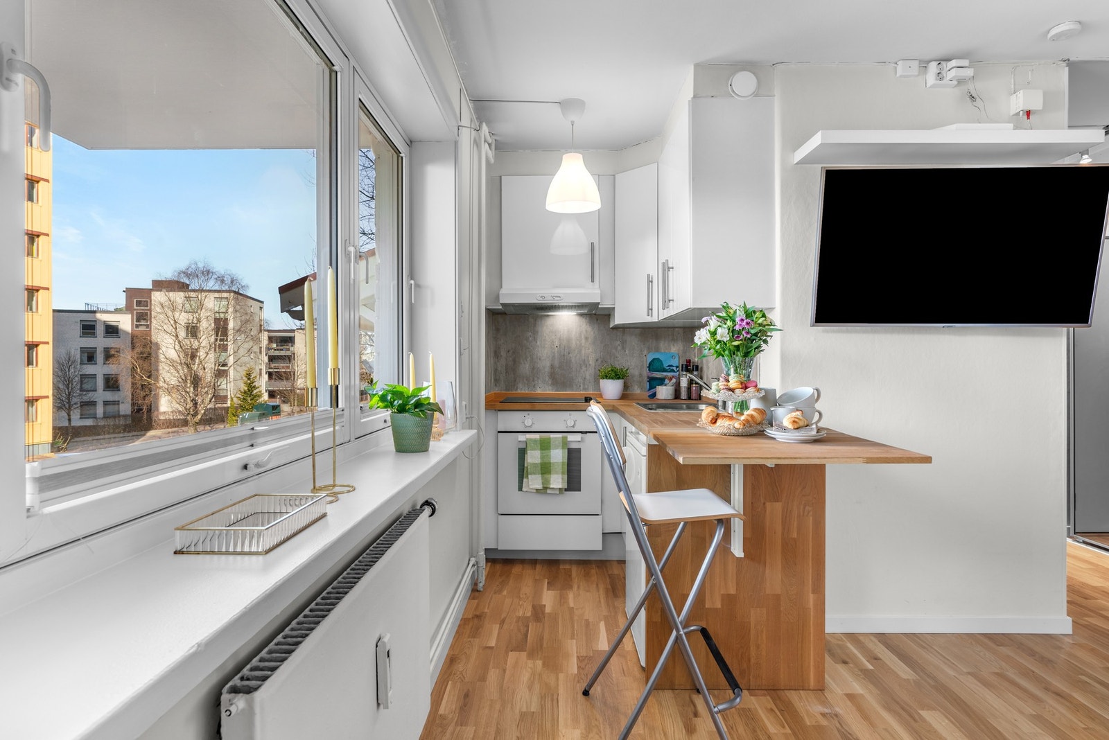 Kjøkkenet ligger behagelig tilbaketrukket i egen nisje med ny varmtvannsbereder (2024) i hjørne, samt waterguard installert. Galleribilde