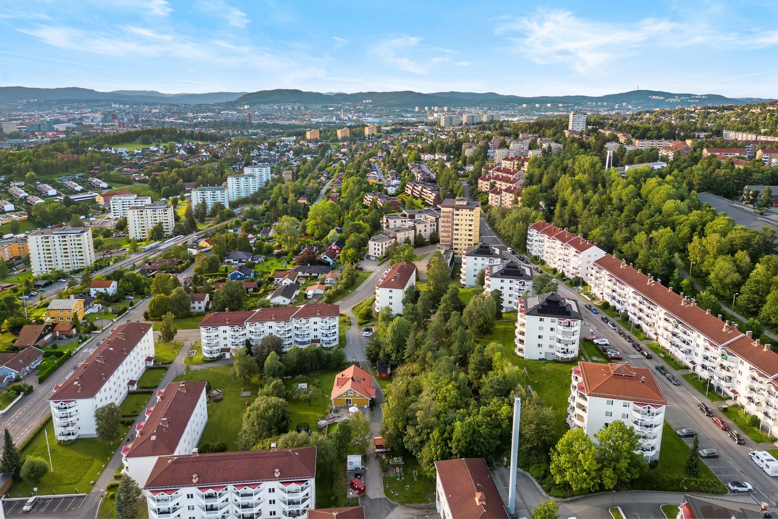 Nærheten til marka og Østensjøvannet med turområder, samt kort avstand til buss, T-bane og kjøpesenter gjør dette til et attraktivt sted å bo. Galleribilde